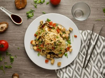 Kit de receta Noodles sauteed with shiitakes tofu and tomato